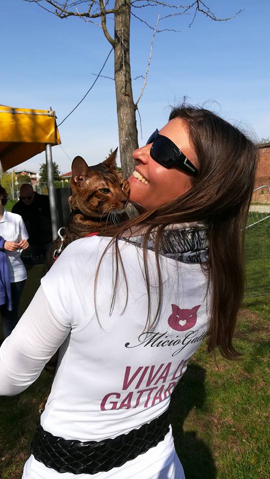 T-shirt MicioGatto viva le gattare indossata da Elisa