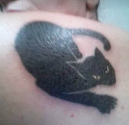 gatto nero tatuato