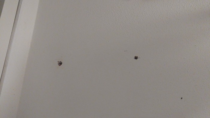 buchi sul muro per appendere mobili per gatti