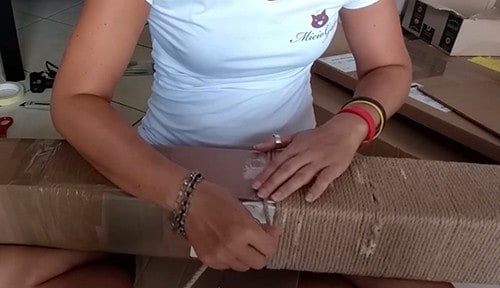 come costruire un tiragraffi ricoprire con la corda in sisal