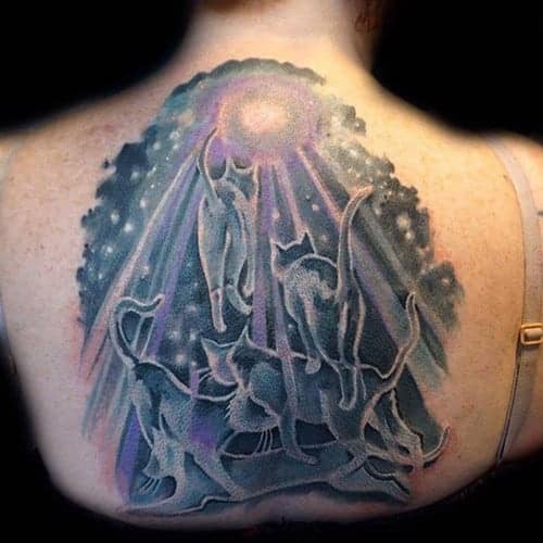 grande tatuaggio di gatti sulla schiena