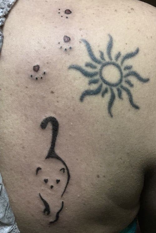 sagoma gatto con zampine tattoo