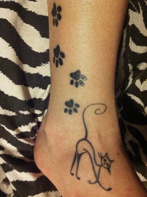 sagoma gatto impronte sulla caviglia