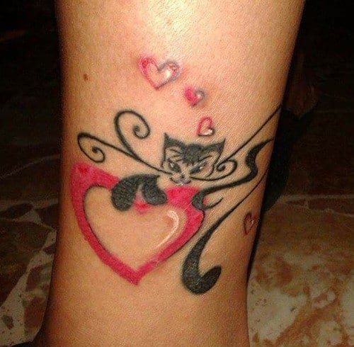 tatuaggio cuore e gatto stilizzato