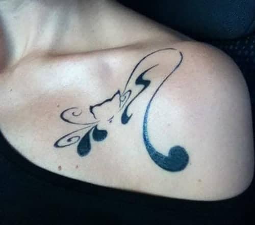 tatuaggio gatto stilizzato sulla spalla