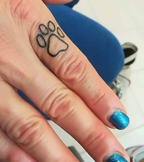 tatuaggio impronta zampa gatto sul dito