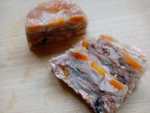 Cibo umido fatto in casa scatolette al salmone