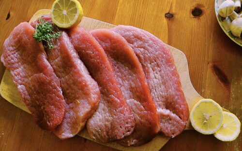 carne cruda ai gatti